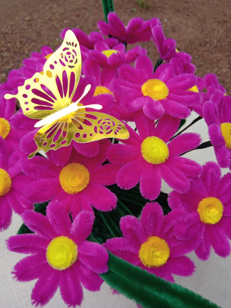 Pipecleaner flower pots (Available 20 flowers)